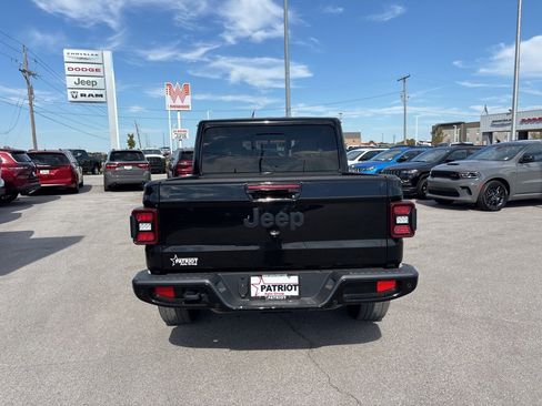 Used 2023 Jeep Gladiator Overland image 4