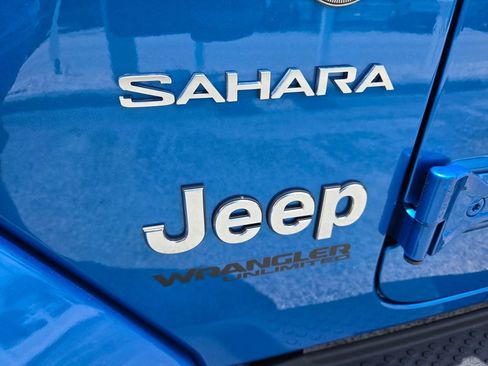 Used 2022 Jeep Wrangler Unlimited Sahara w/ LED Lighting Group AWD/4WD image 5