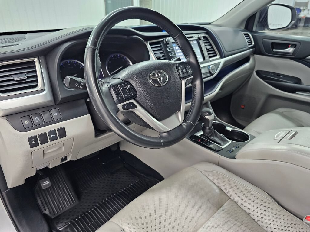 Used 2018 Toyota Highlander Limited AWD/4WD image 33