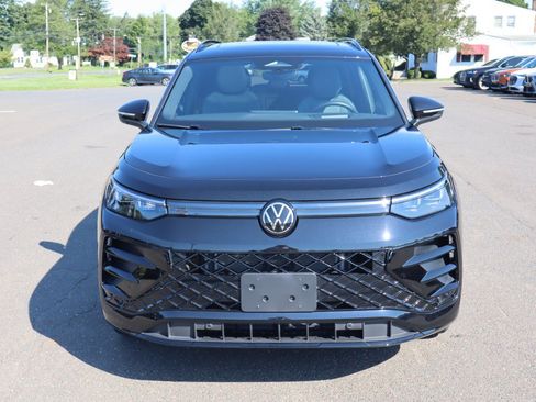 Used 2025 Volkswagen Tiguan SE R-Line AWD/4WD image 2
