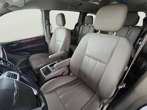 Used 2016 Chrysler Town & Country Touring FWD image 28