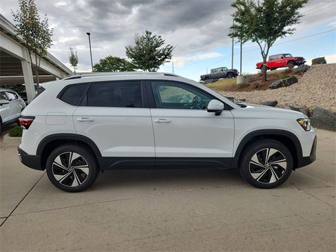 New 2025 Volkswagen Taos SE image 2