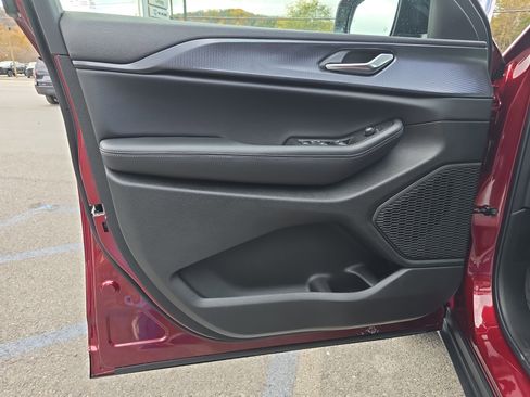 New 2025 Jeep Grand Cherokee Altitude image 17