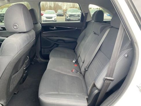 Used 2019 Kia Sorento LX image 17