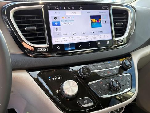 Used 2024 Chrysler Pacifica Touring-L image 12