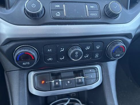 Used 2023 GMC Acadia SLE image 13