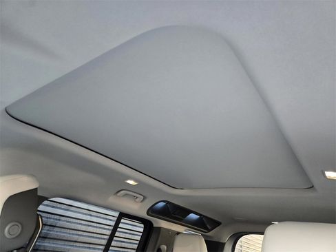 New 2026 Land Rover Defender 110 X-Dynamic SE image 12