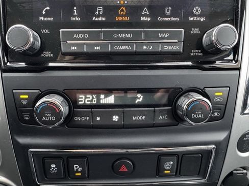 Used 2020 Nissan Titan SV image 10