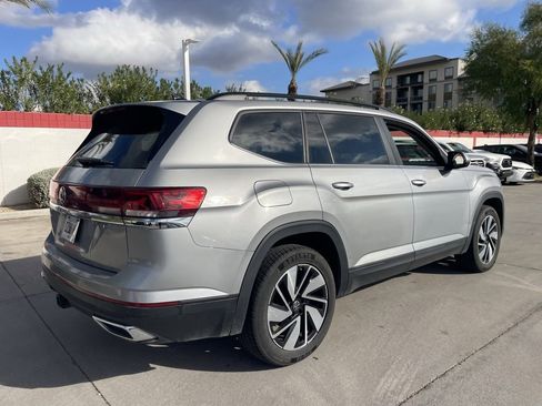 Used 2024 Volkswagen Atlas SE image 2