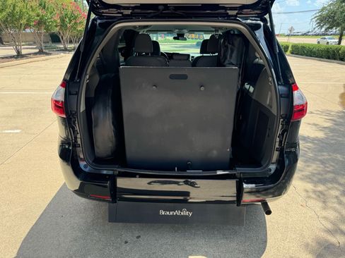 Used 2020 Toyota Sienna L image 9