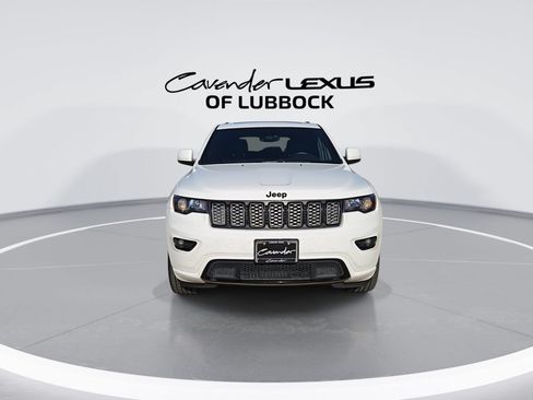 Used 2017 Jeep Grand Cherokee Altitude RWD image 3
