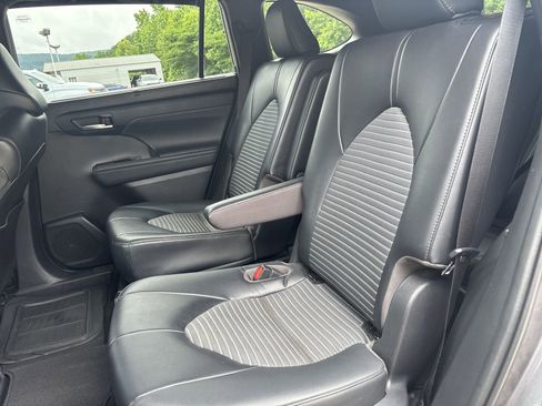 Used 2022 Toyota Highlander XSE FWD image 25