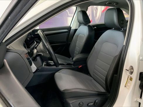 Used 2025 Volkswagen Jetta SE w/ Sunroof Package FWD image 9