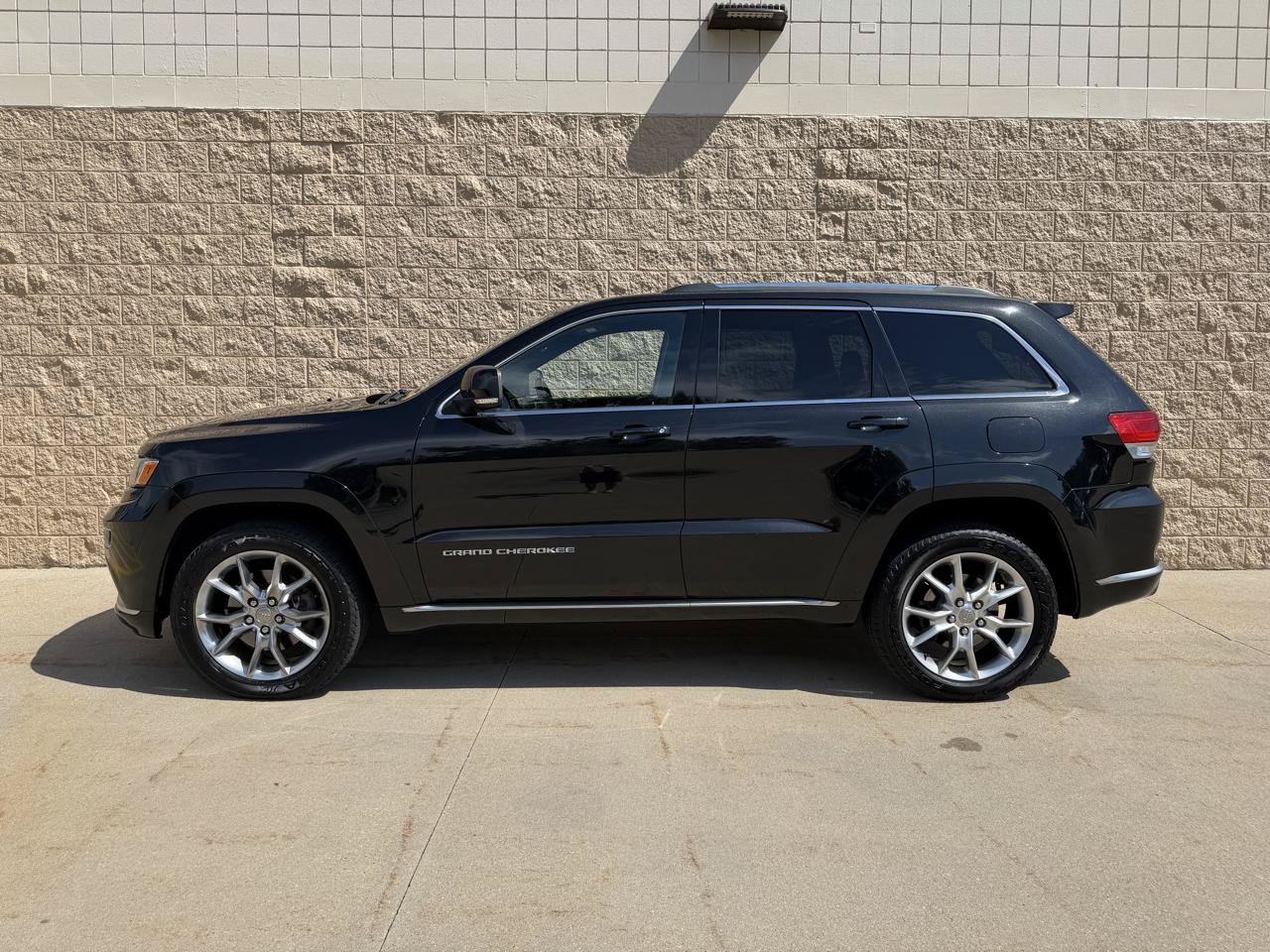 Used 2015 Jeep Grand Cherokee Summit w/ Platinum Series Group AWD/4WD image 2