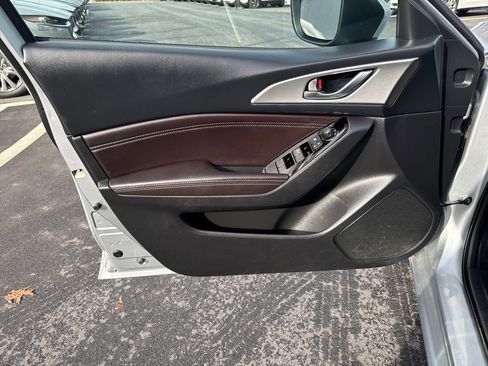 Used 2018 MAZDA MAZDA3 Touring image 22