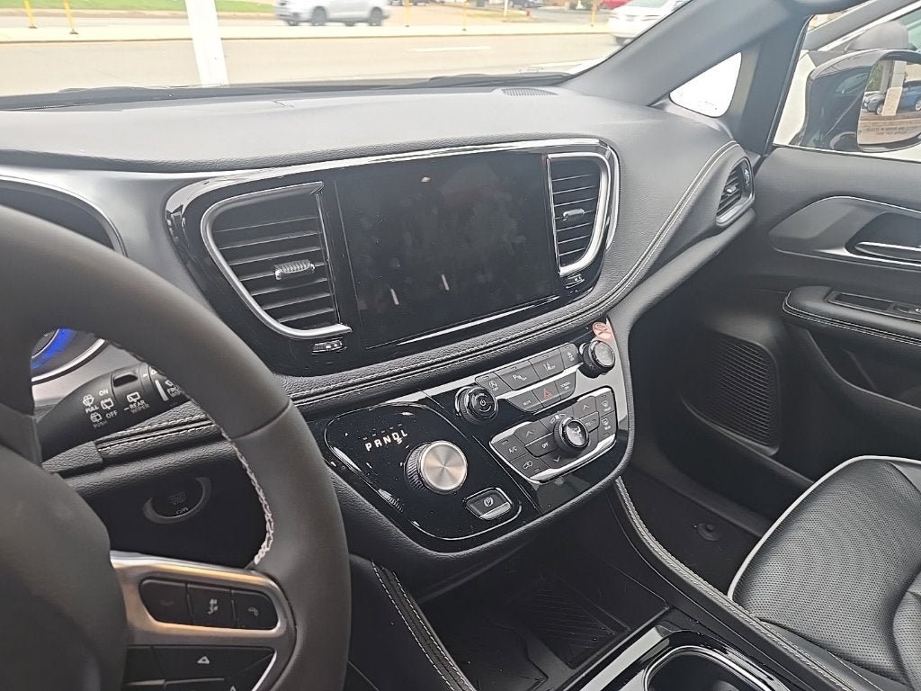 Used 2026 Chrysler Pacifica Limited FWD image 11