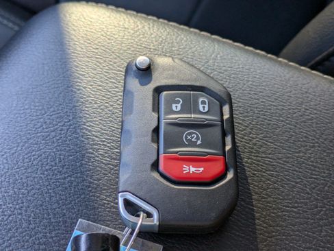 Used 2022 Jeep Wrangler Unlimited Sahara image 32