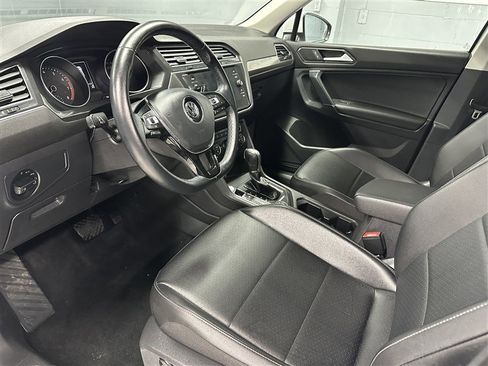 Used 2018 Volkswagen Tiguan SE w/ Panoramic Sunroof Package image 2