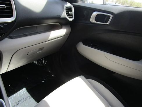 Used 2025 Hyundai Venue SEL FWD image 19