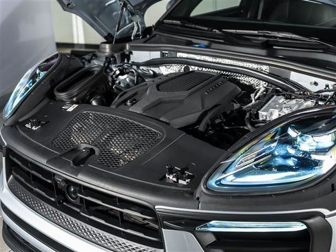 Certified 2026 Porsche Macan AWD/4WD image 16