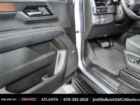 Used 2025 GMC Yukon Denali AWD/4WD image 8