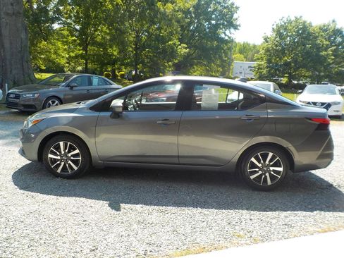 Used 2021 Nissan Versa SV image 2