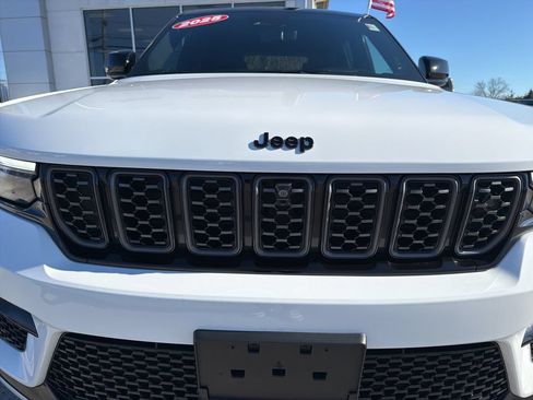 Used 2025 Jeep Grand Cherokee Summit AWD/4WD image 17