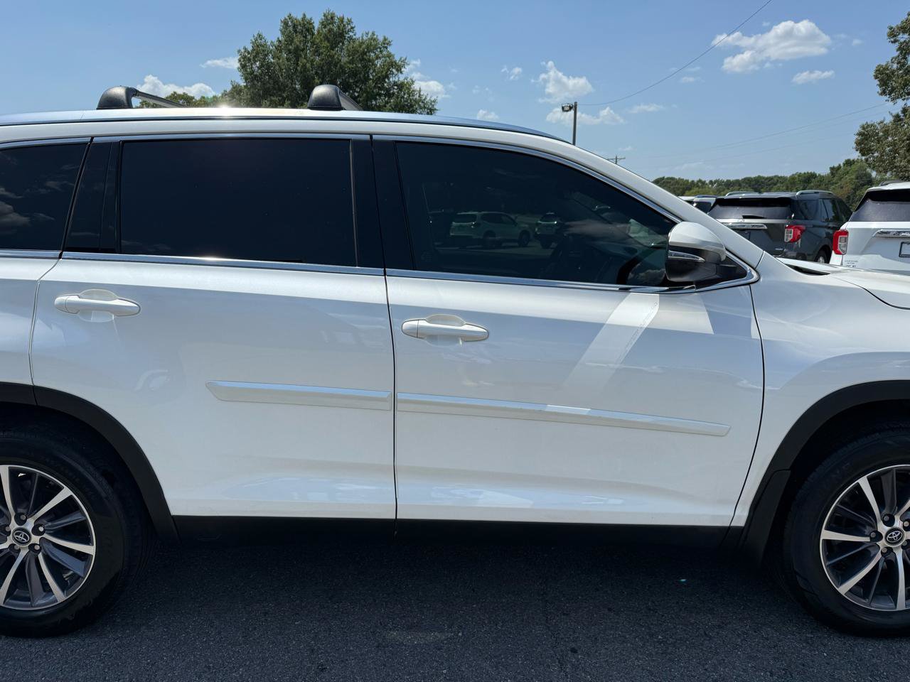 Used 2019 Toyota Highlander XLE AWD/4WD image 42