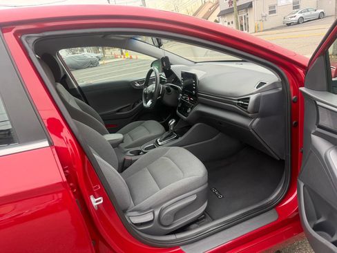 Used 2022 Hyundai Ioniq SE image 12
