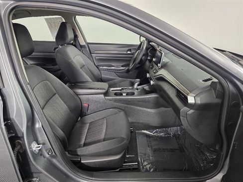 Used 2025 Nissan Altima 2.5 SV FWD image 13