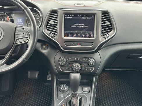Used 2020 Jeep Cherokee Trailhawk image 11
