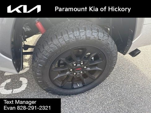 Used 2025 Toyota Tundra Limited AWD/4WD image 14