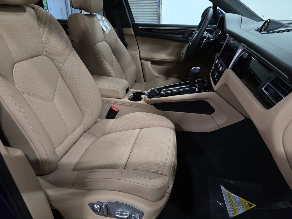 Certified 2025 Porsche Macan AWD/4WD image 27