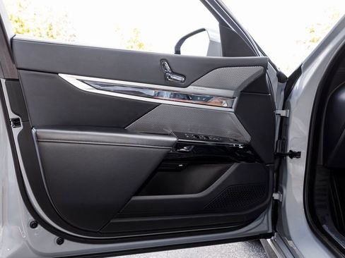 Used 2025 BMW 740i xDrive image 25