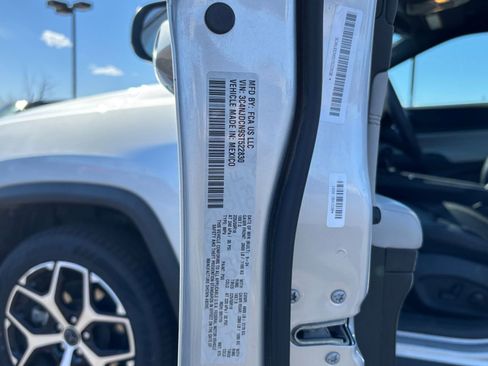 Used 2025 Jeep Compass Limited image 30