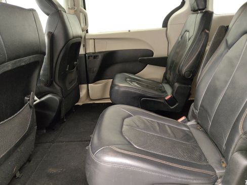 Used 2018 Chrysler Pacifica Touring-L FWD image 18