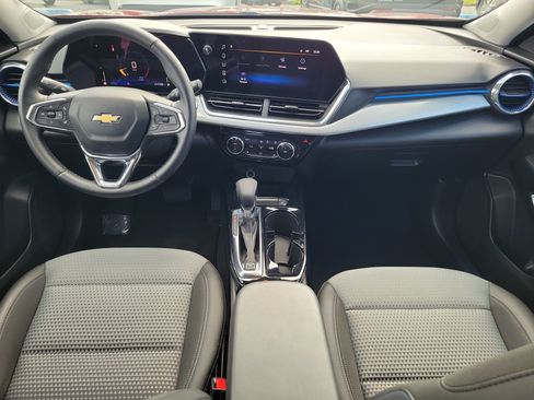 Used 2025 Chevrolet Trax LT w/ LT Convenience Package FWD image 12