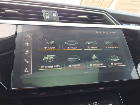 Used 2022 Audi e-tron Premium w/ Convenience Plus Package image 23