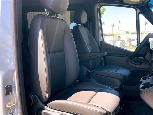 Used 2025 Mercedes-Benz Sprinter 2500 image 3