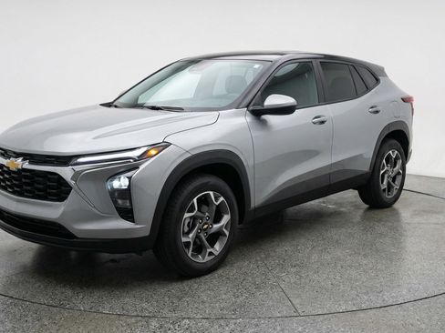 Used 2025 Chevrolet Trax LT FWD image 3