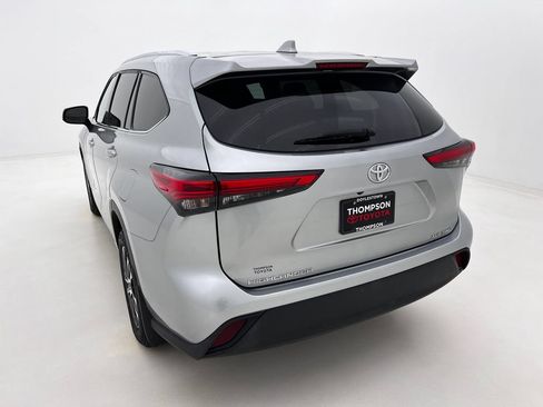 Used 2021 Toyota Highlander XLE AWD/4WD image 8