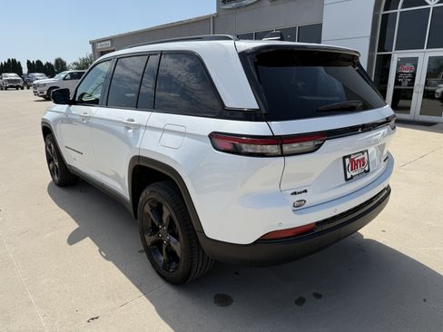 Used 2025 Jeep Grand Cherokee Limited w/ Black Appearance Package AWD/4WD image 40