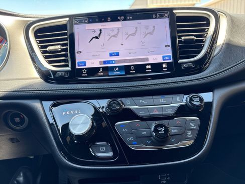 New 2027 Chrysler Pacifica Select FWD image 18