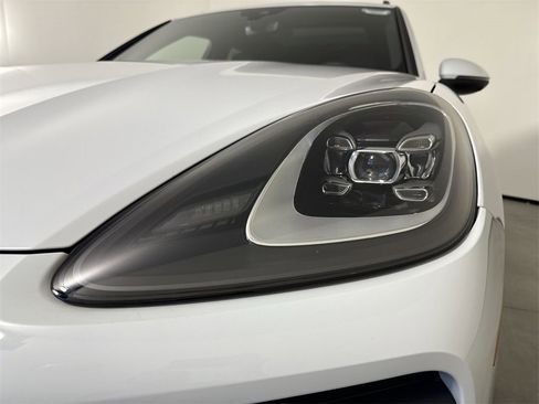 Certified 2023 Porsche Cayenne Platinum Edition image 11