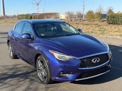 Used 2017 INFINITI QX30 Premium w/ Navigation Package image 3