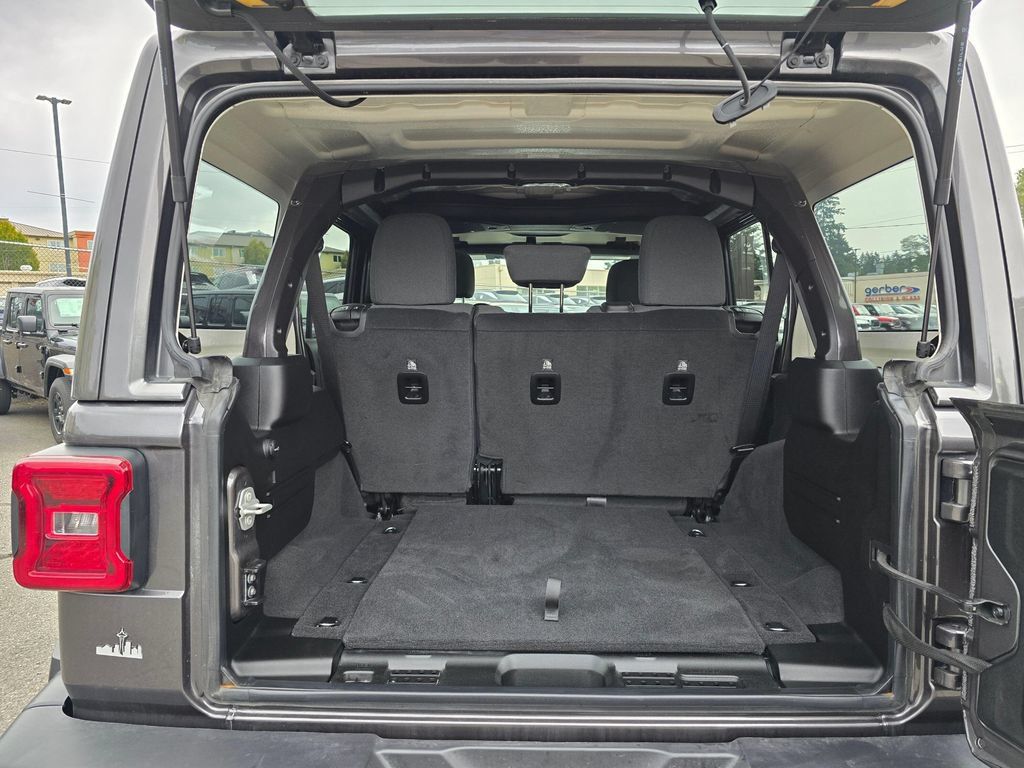 Used 2025 Jeep Wrangler Unlimited Sahara AWD/4WD image 15