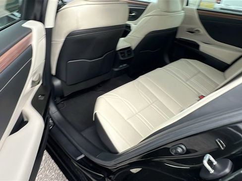 Used 2025 Lexus ES 300h w/ Luxury Package image 22