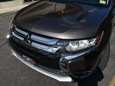 Used 2017 Mitsubishi Outlander SE AWD/4WD image 63