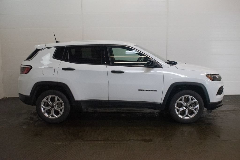 Used 2025 Jeep Compass Sport AWD/4WD image 3