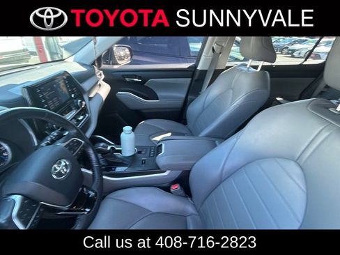 Used 2021 Toyota Highlander XLE AWD/4WD image 4